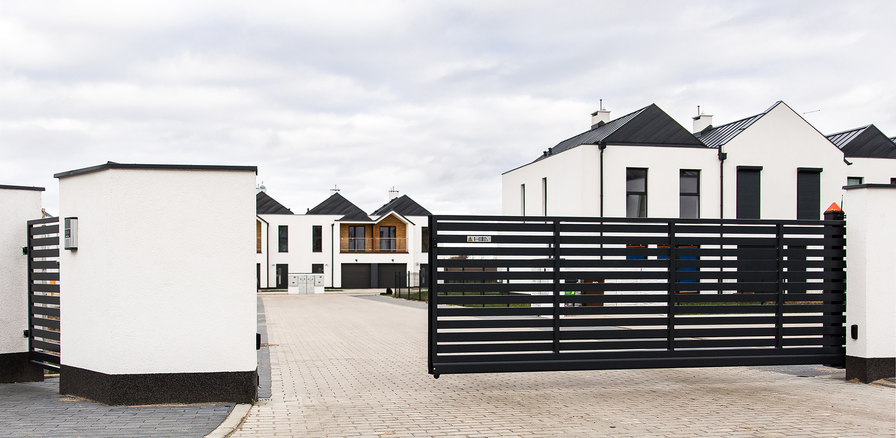 Modernes Schiebetor vor einem Wohnhaus
